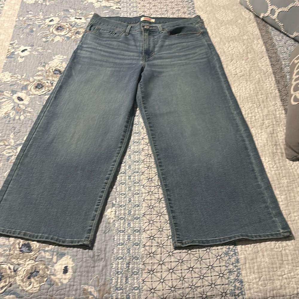 Levi’s Signature wide leg crop high waisted size 6